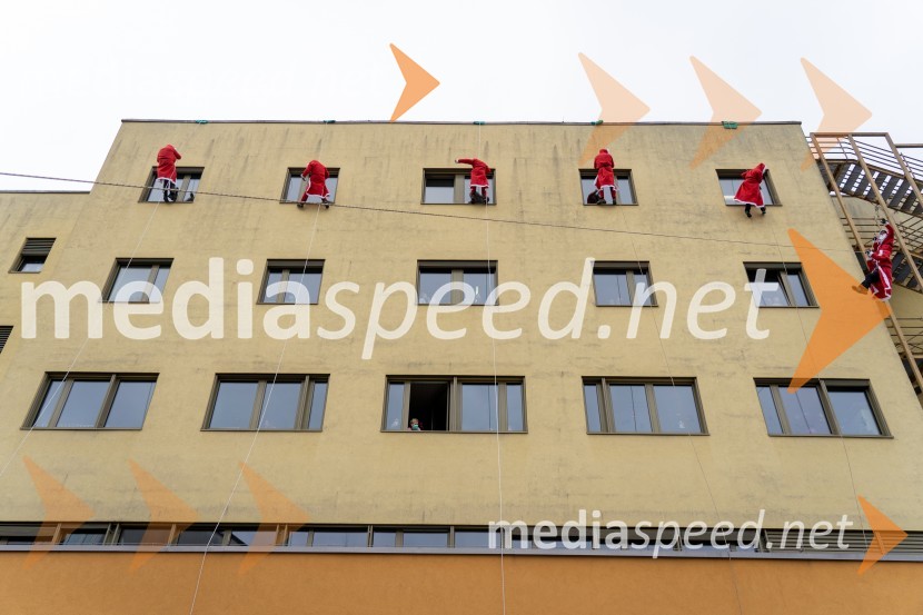 Spust božičkov iz vrha Klinike za prediatrijo Maribor