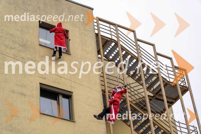 Spust božičkov iz vrha Klinike za prediatrijo Maribor