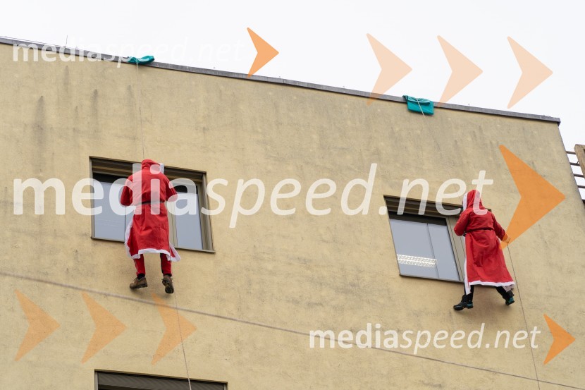 Spust božičkov iz vrha Klinike za prediatrijo Maribor