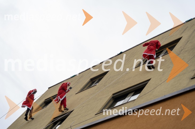 Spust božičkov iz vrha Klinike za prediatrijo Maribor