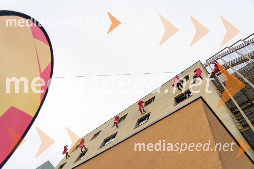 Spust božičkov iz vrha Klinike za prediatrijo Maribor