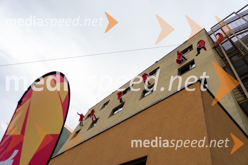 Spust božičkov iz vrha Klinike za prediatrijo Maribor