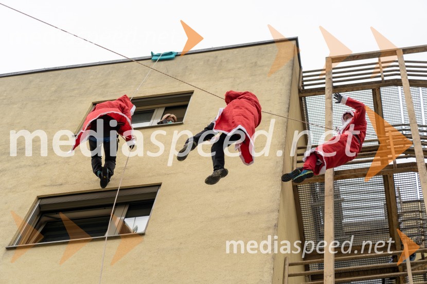 Spust božičkov iz vrha Klinike za prediatrijo Maribor