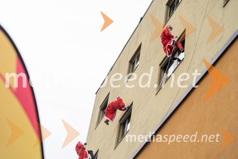 Spust božičkov iz vrha Klinike za prediatrijo Maribor