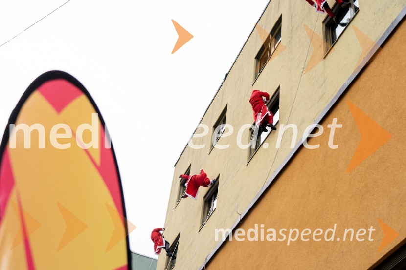 Spust božičkov iz vrha Klinike za prediatrijo Maribor