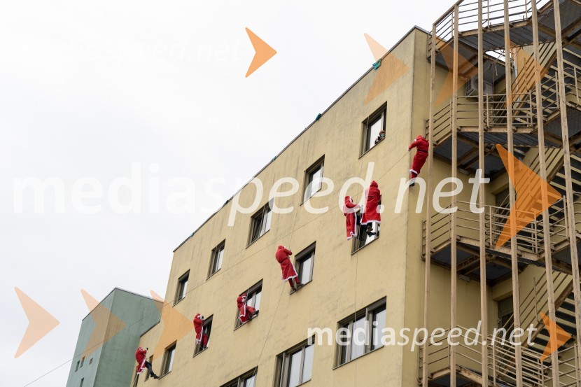 Spust božičkov iz vrha Klinike za prediatrijo Maribor