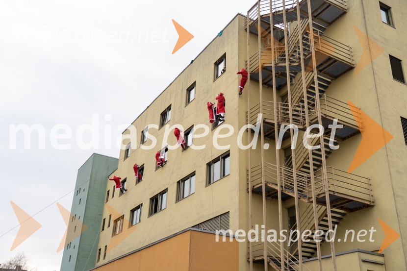 Spust božičkov iz vrha Klinike za prediatrijo Maribor