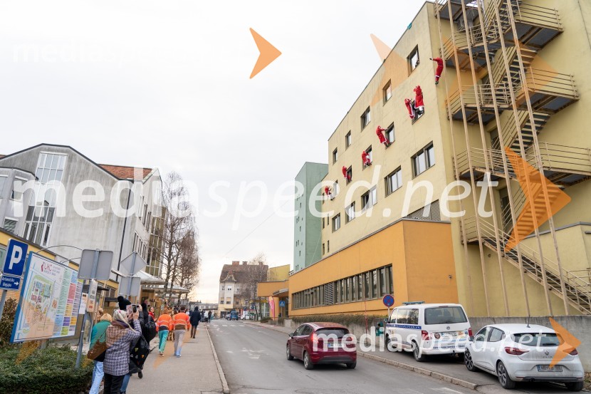 Spust božičkov iz vrha Klinike za prediatrijo Maribor