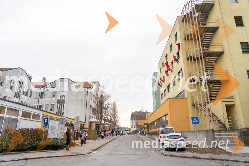 Spust božičkov iz vrha Klinike za prediatrijo Maribor