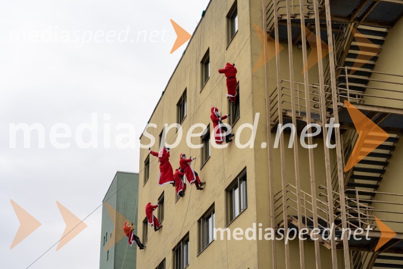 Spust božičkov iz vrha Klinike za prediatrijo Maribor