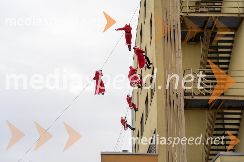 Spust božičkov iz vrha Klinike za prediatrijo Maribor