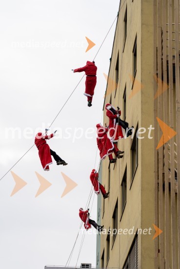 Spust božičkov iz vrha Klinike za prediatrijo Maribor