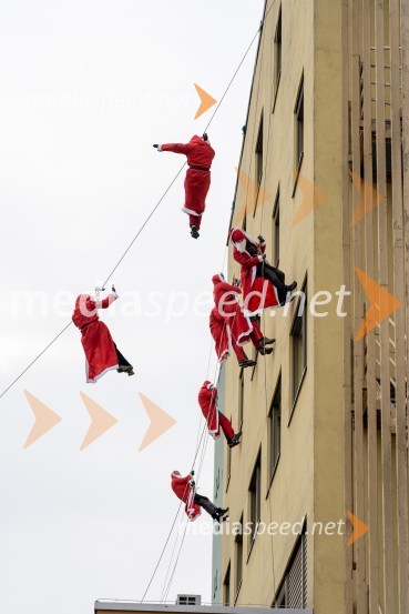 Spust božičkov iz vrha Klinike za prediatrijo Maribor
