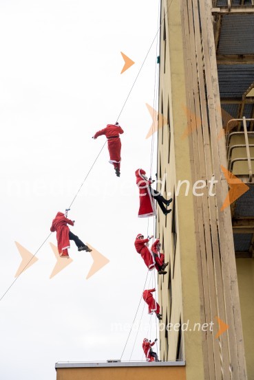 Spust božičkov iz vrha Klinike za prediatrijo Maribor