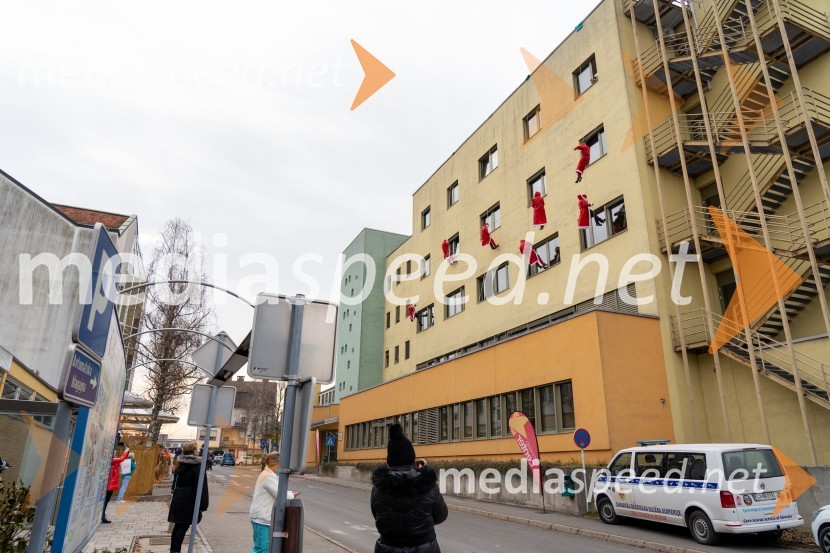 Spust božičkov iz vrha Klinike za prediatrijo Maribor