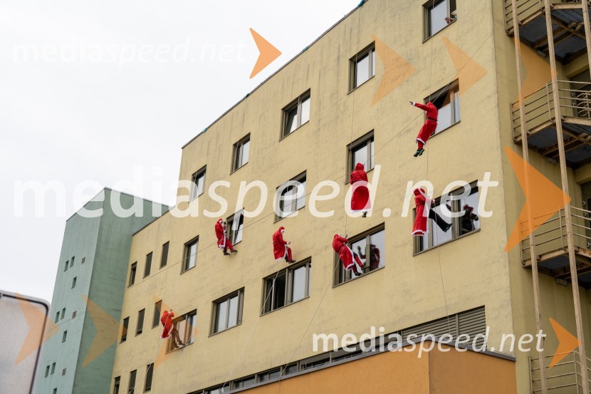 Spust božičkov iz vrha Klinike za prediatrijo Maribor