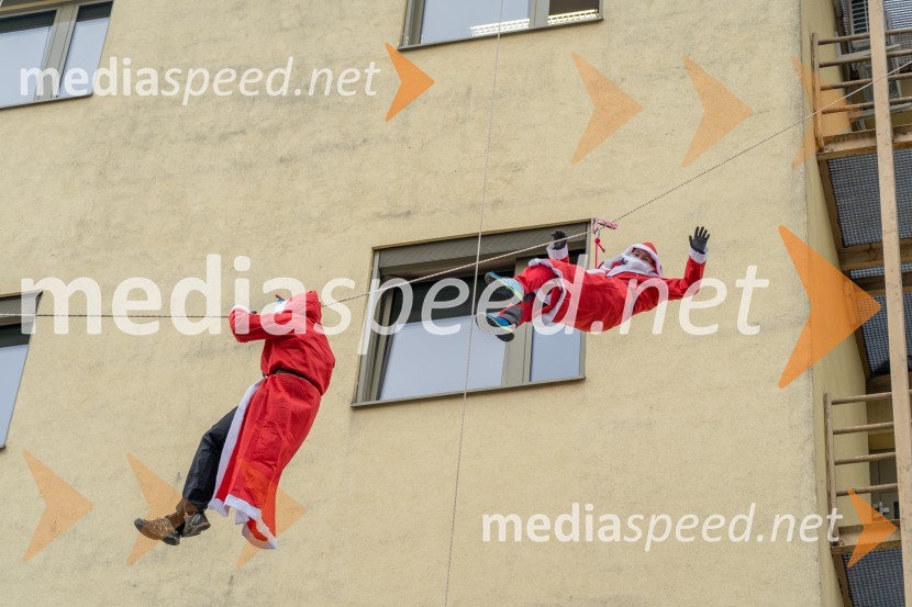 Spust božičkov iz vrha Klinike za prediatrijo Maribor