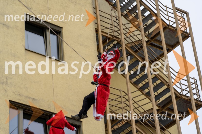 Spust božičkov iz vrha Klinike za prediatrijo Maribor