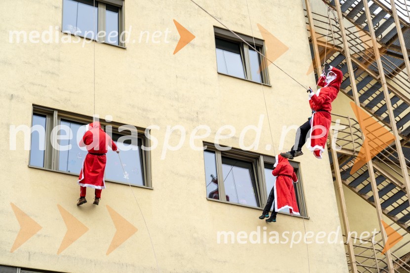 Spust božičkov iz vrha Klinike za prediatrijo Maribor