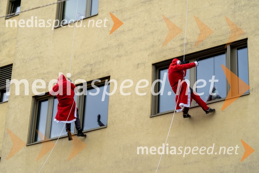 Spust božičkov iz vrha Klinike za prediatrijo Maribor