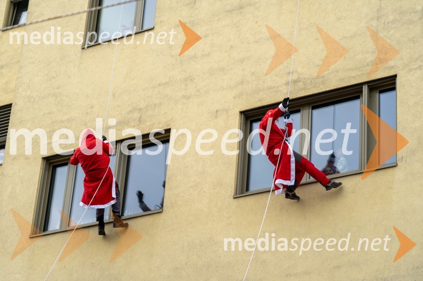 Spust božičkov iz vrha Klinike za prediatrijo Maribor