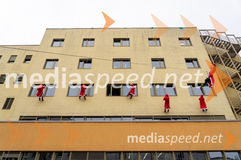 Spust božičkov iz vrha Klinike za prediatrijo Maribor