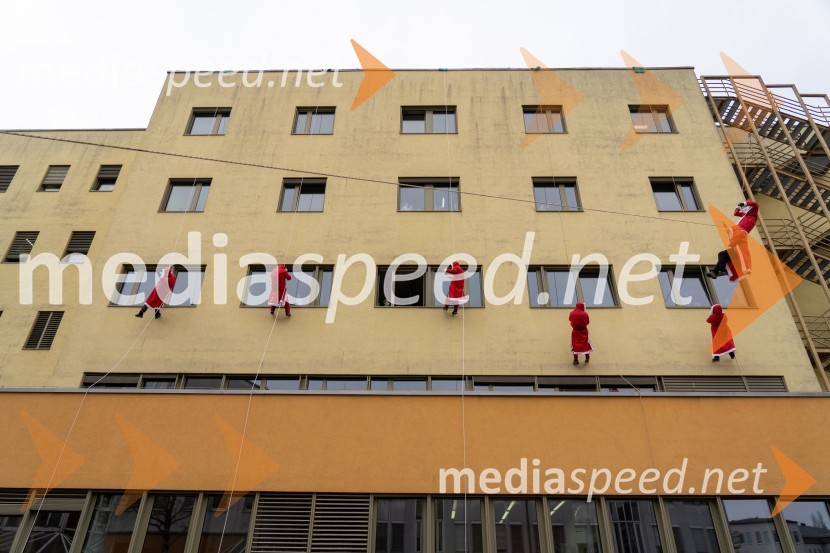 Spust božičkov iz vrha Klinike za prediatrijo Maribor