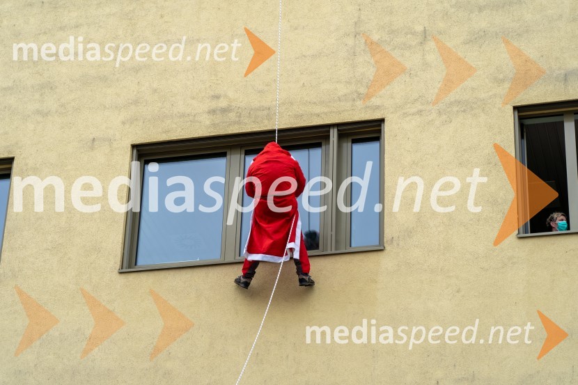 Spust božičkov iz vrha Klinike za prediatrijo Maribor