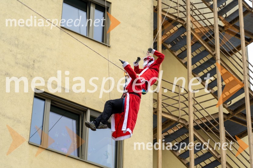 Spust božičkov iz vrha Klinike za prediatrijo Maribor