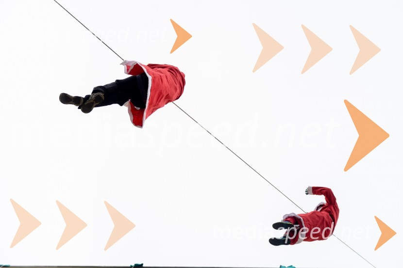 Spust božičkov iz vrha Klinike za prediatrijo Maribor