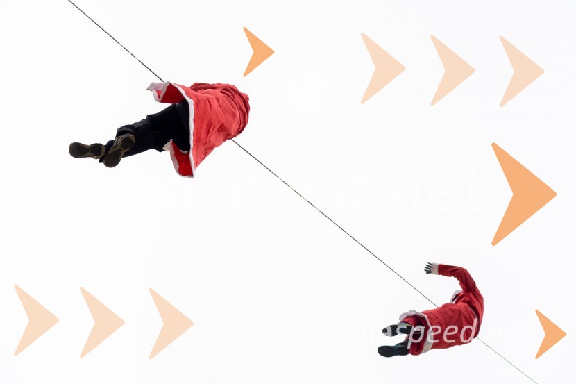 Spust božičkov iz vrha Klinike za prediatrijo Maribor