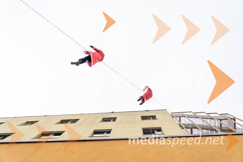 Spust božičkov iz vrha Klinike za prediatrijo Maribor