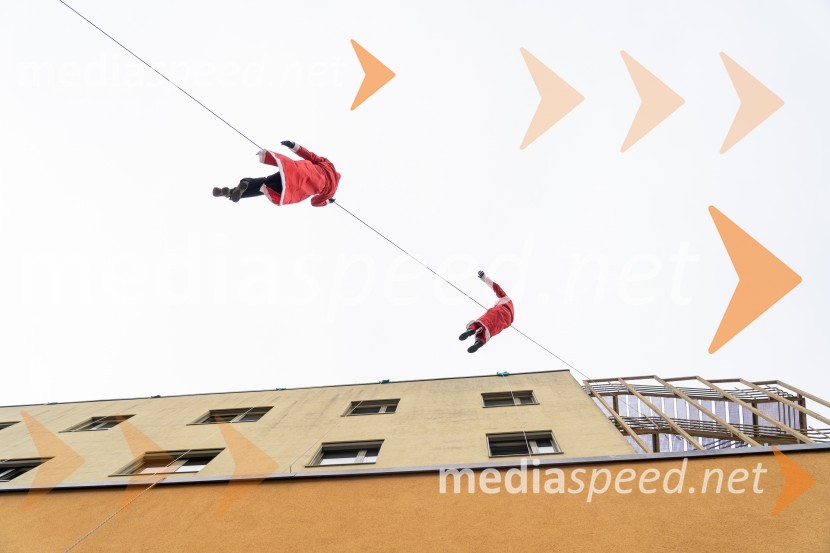 Spust božičkov iz vrha Klinike za prediatrijo Maribor