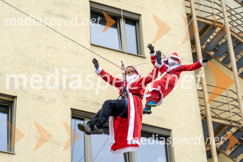 Spust božičkov iz vrha Klinike za prediatrijo Maribor