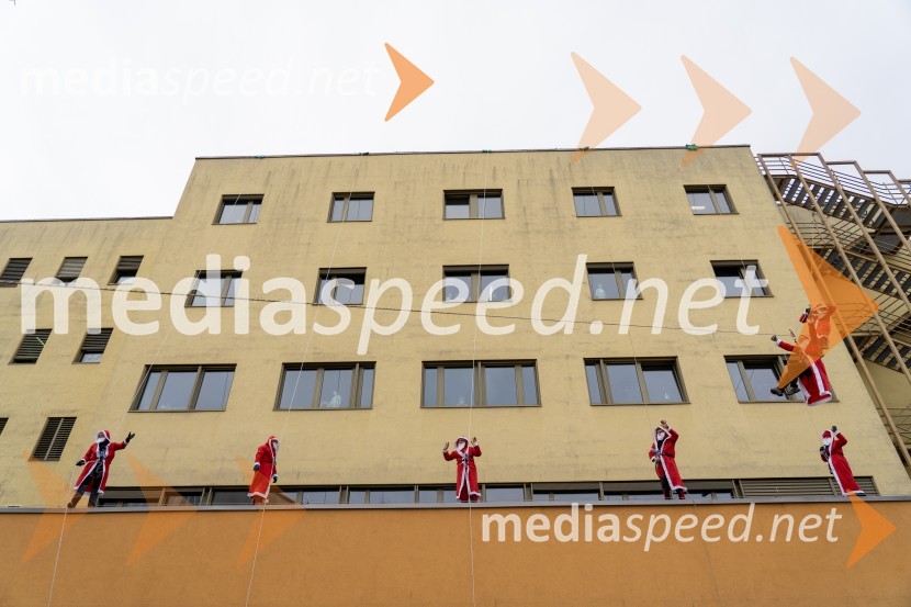 Spust božičkov iz vrha Klinike za prediatrijo Maribor