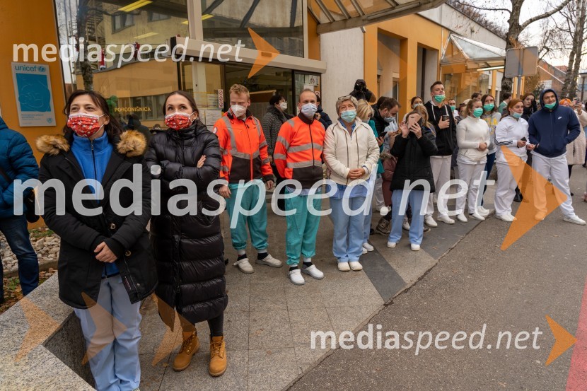 Spust božičkov iz vrha Klinike za prediatrijo Maribor