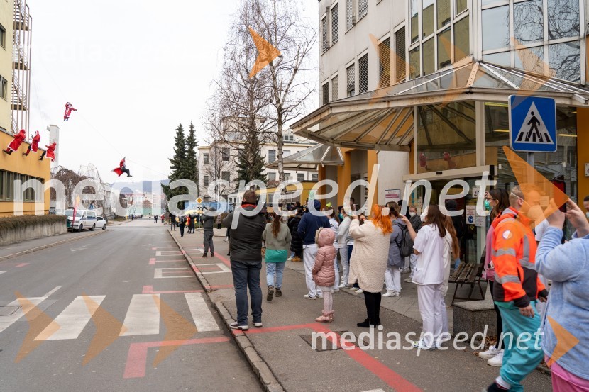 Spust božičkov iz vrha Klinike za prediatrijo Maribor