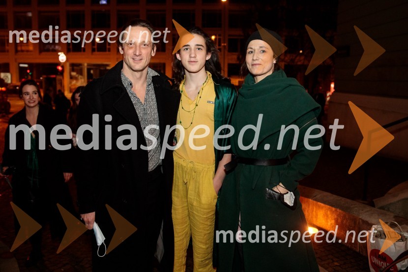  Marko  Mandić, igralec;  Voranc Mandić, igralec;  Barbara Zemljič, režiserkaJacques in njegov gospodar, premiera drame