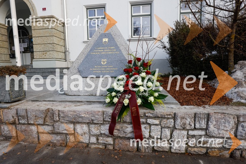 Polaganje venca k obeležju pred mestno občino Kranj