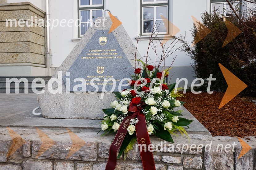 Polaganje venca k obeležju pred mestno občino Kranj