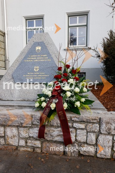 Polaganje venca k obeležju pred mestno občino Kranj