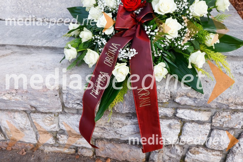 Polaganje venca k obeležju pred mestno občino Kranj