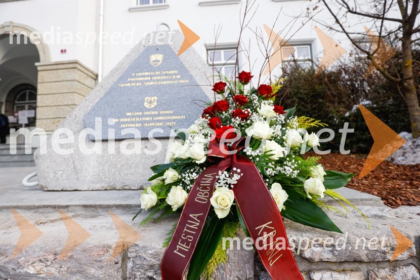 Polaganje venca k obeležju pred mestno občino Kranj