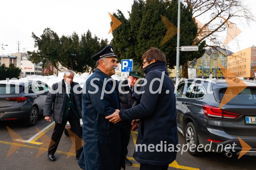  Ivan Hočevar, predsednik Policijsko veteranskega društva SEVER Gorenjska;  Matjaž Rakovec, župan Mestne občine KranjPolaganje venca k obeležju pred mestno občino Kranj