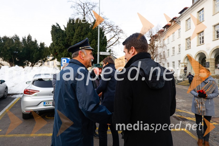  Ivan Hočevar, predsednik Policijsko veteranskega društva SEVER Gorenjska;  Janez Černe, podžupan Mestne občine KranjPolaganje venca k obeležju pred mestno občino Kranj