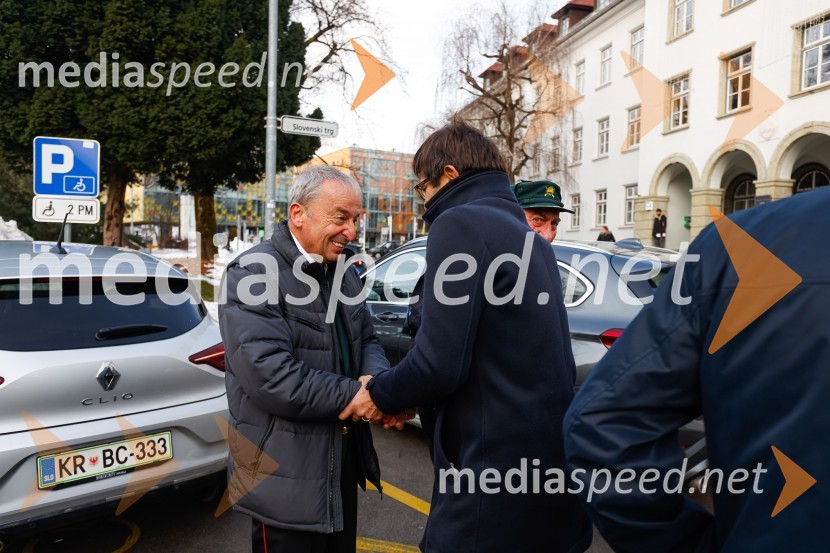  Bojan Verčič, podpredsednik Območnega združenja veteranov vojne za Slovenijo Kranj;  Matjaž Rakovec, župan Mestne občine KranjPolaganje venca k obeležju pred mestno občino Kranj