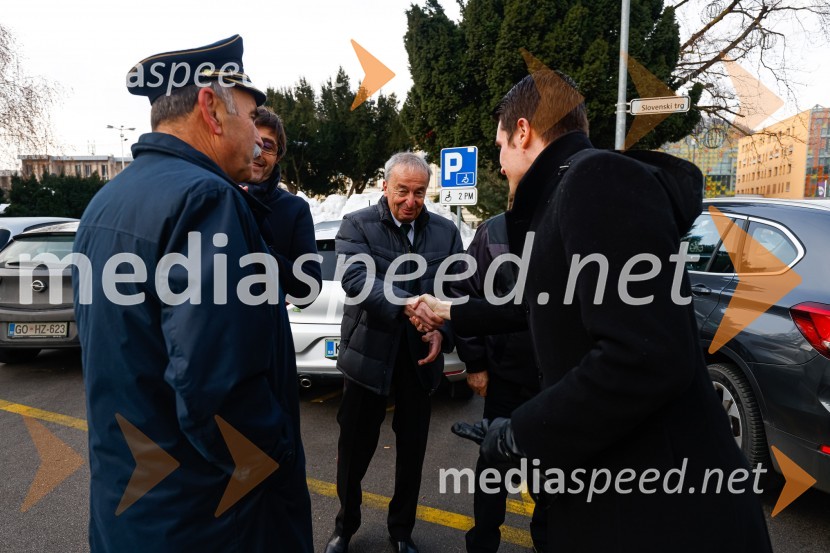  Ivan Hočevar, predsednik Policijsko veteranskega društva SEVER Gorenjska;  Bojan Verčič, podpredsednik Območnega združenja veteranov vojne za Slovenijo Kranj;  Janez Černe, podžupan Mestne občine KranjPolaganje venca k obeležju pred mestno občino Kranj