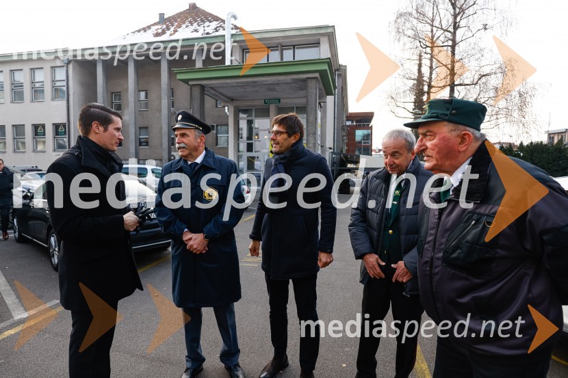  Janez Černe, podžupan Mestne občine Kranj;  Ivan Hočevar, predsednik Policijsko veteranskega društva SEVER Gorenjska;  Matjaž Rakovec, župan Mestne občine Kranj;  Bojan Verčič, podpredsednik Območnega združenja veteranov vojne za Slovenijo Kranj;  Anton Rešek , predsednik Območnega združenja veteranov vojne za Slovenijo KranjPolaganje venca k obeležju pred mestno občino Kranj