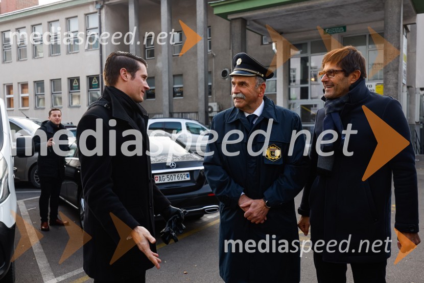  Janez Černe, podžupan Mestne občine Kranj;  Ivan Hočevar, predsednik Policijsko veteranskega društva SEVER Gorenjska;  Matjaž Rakovec, župan Mestne občine KranjPolaganje venca k obeležju pred mestno občino Kranj