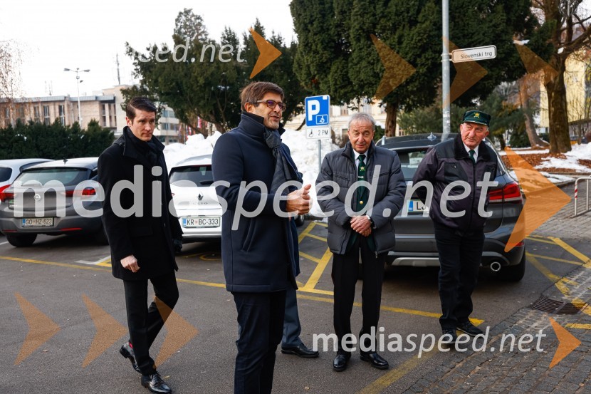  Janez Černe, podžupan Mestne občine Kranj;  Matjaž Rakovec, župan Mestne občine Kranj;  Bojan Verčič, podpredsednik Območnega združenja veteranov vojne za Slovenijo Kranj;  Anton Rešek , predsednik Območnega združenja veteranov vojne za Slovenijo KranjPolaganje venca k obeležju pred mestno občino Kranj
